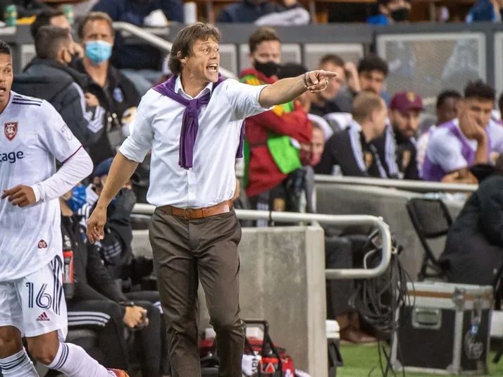 Almeyda tiene acordado para dirigir en Grecia y se complica su llegada a Chile