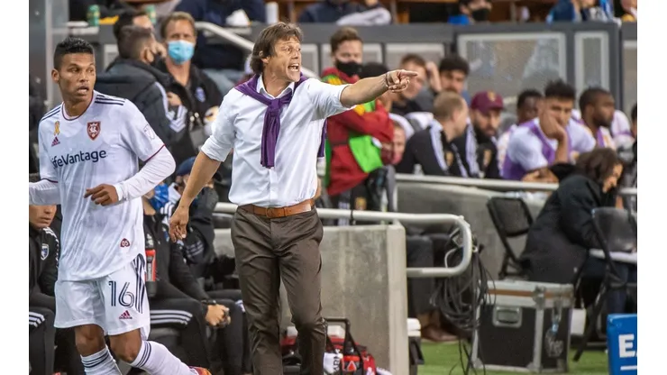 Almeyda tiene acordado para dirigir en Grecia y se complica su llegada a Chile.
