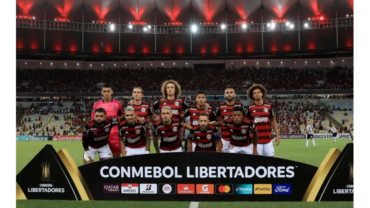 Isla encabeza la poderosa formación de Flamengo para enfrentar a la UC.