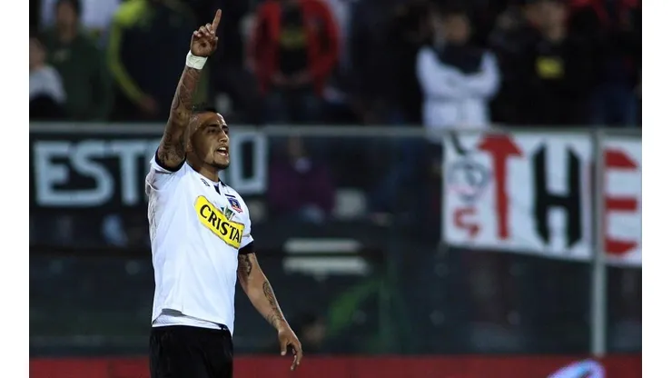 Vidal cargó contra el arbitraje y celebra el gol de Oroz.