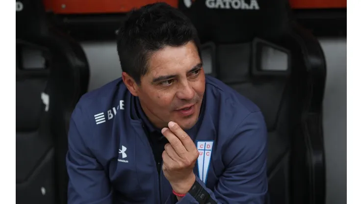 Valenzuela hizo su debut en la banca de Los Cruzados.
