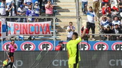 Hinchas de la UC lanzaron un petardo a la cancha que afectó a Cortés.