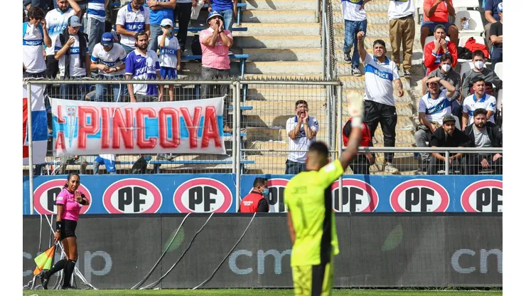 Hinchas de la UC lanzaron un petardo a la cancha que afectó a Cortés.