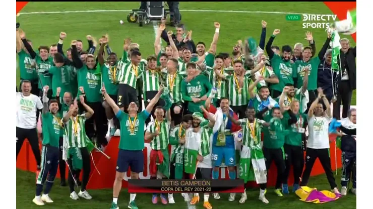 Claudio Bravo celebra con el Betis en España