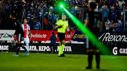 La U podría arriesgar sanción por los láser en partido frente a Palestino.