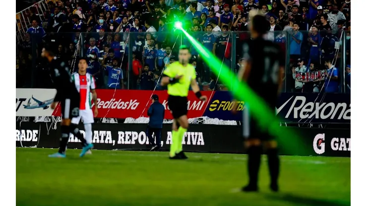 La U podría arriesgar sanción por los láser en partido frente a Palestino.