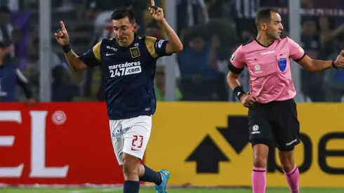Colo Colo se impuso a Alianza Lima en Santiago por 2-1.