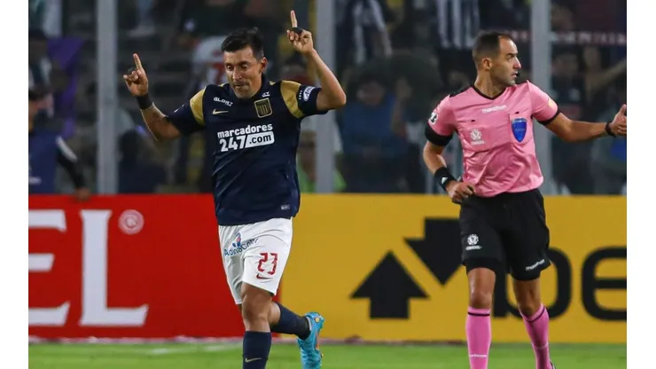 Colo Colo se impuso a Alianza Lima en Santiago por 2-1.