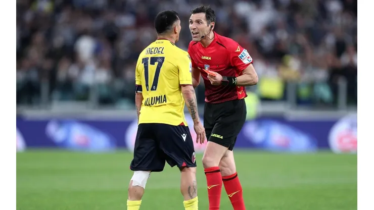 Medel recibe duro castigo en Italia tras su expulsión con el Bologna.