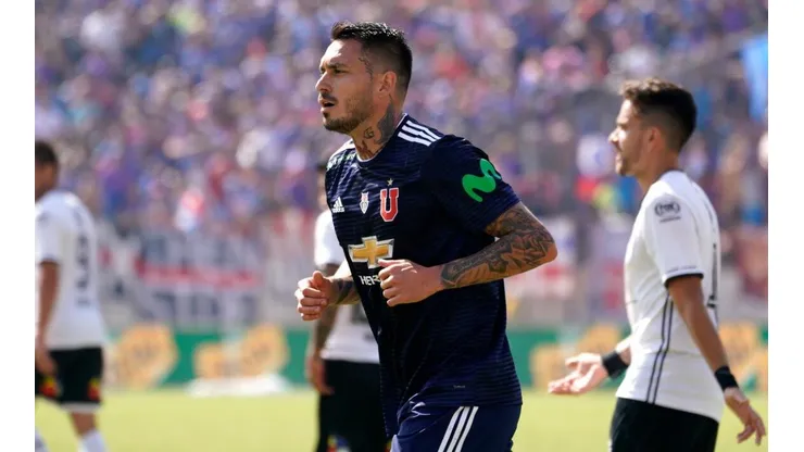 Pinilla no se hizo problema en saludar a su archirrival en su aniversario número 97.