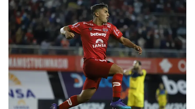 Ñublense queda a la caza de los punteros tras vencer a Everton.