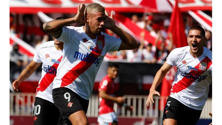 Rodrigo Holgado inició lo que fue el triunfazo de Curicó ante su gente