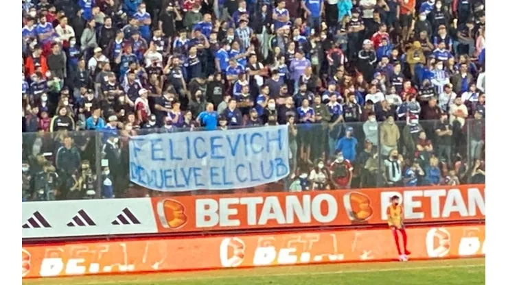 Los hinchas de la U mostraron su descontento hacía Felicevich y Aubert