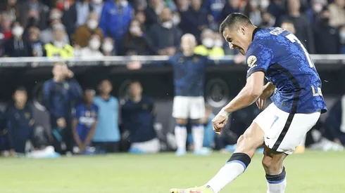 Alexis Sánchez convierte un gol en el triunfazo del Inter de Milán