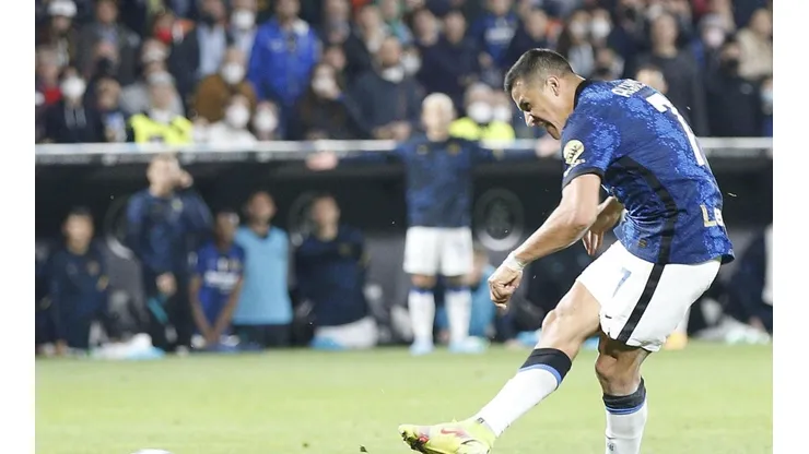 Alexis Sánchez convierte un gol en el triunfazo del Inter de Milán