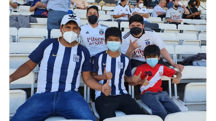 Hinchas albos y aliancistas comparten sin problema en el Monumental