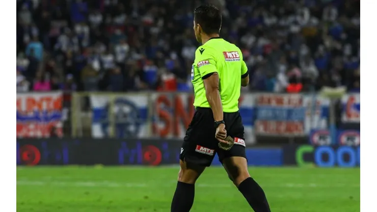 Cabero con el objeto contundente en su mano en el partido del sábado.