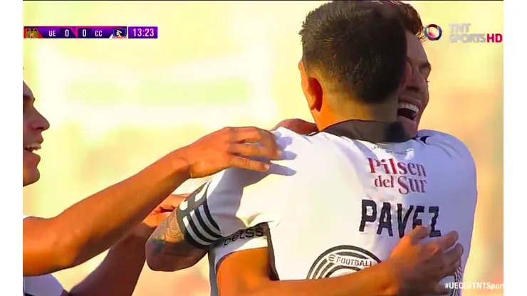 Villanueva se reconcilia con Pavez en medio del gol de Colo Colo .