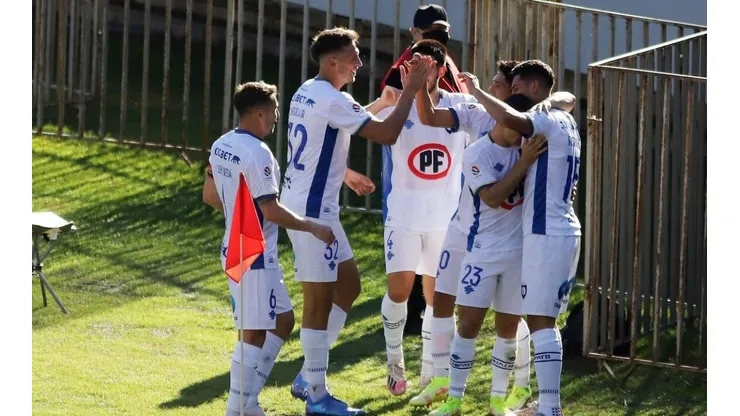 Huachipato consiguió un importante triunfo en su visita a Everton