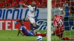 Juan Martín Lucero marcó el primero de Colo Colo ante Fortaleza