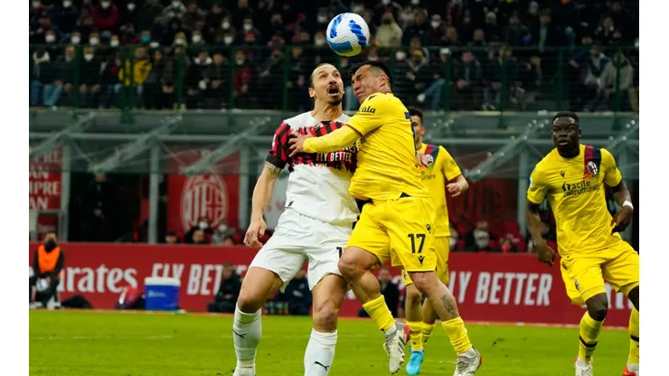 Medel mostró como quedó su corte tras choque de cabeza con Ibrahimovic.