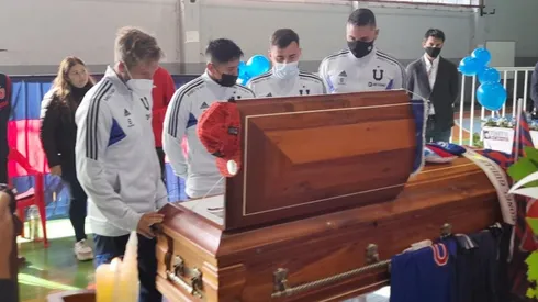 Integrantes del primer equipo de Universidad de Chile dan el último adios a Leonel Sánchez