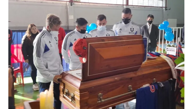 Integrantes del primer equipo de Universidad de Chile dan el último adios a Leonel Sánchez