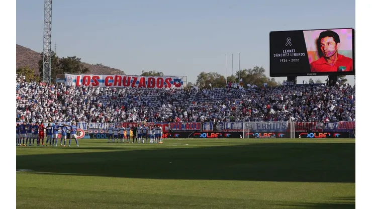 Hinchas de la UC no respetaron minuto de silencio por muerte de Leonel Sánchez.