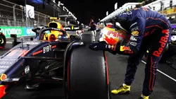 Checo Pérez fue el más rápido de la jornada sabatina y le arrebató la pole position a Charles Leclerc.