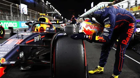 Checo Pérez fue el más rápido de la jornada sabatina y le arrebató la pole position a Charles Leclerc.