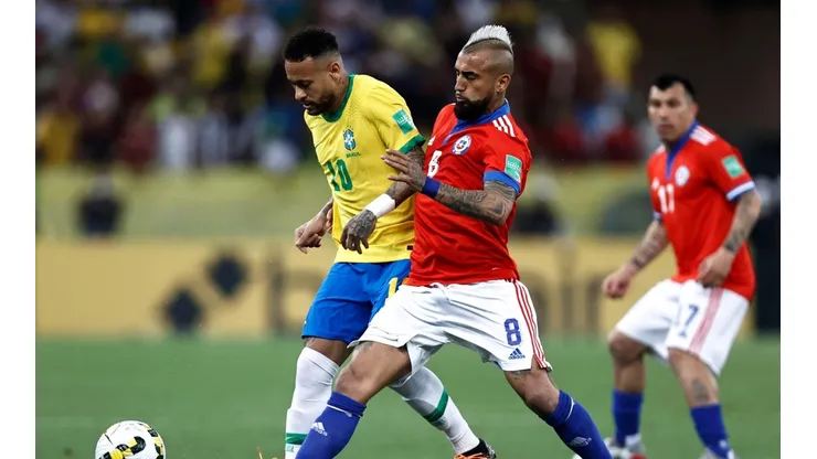 Vidal anotaba el descuento de Chile, pero el VAR lo anuló.