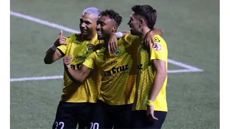 Los Canarios lograron su primer triunfo en el torneo