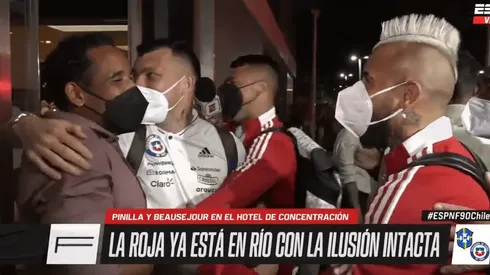 Pinilla y Beausejour se llevaron todo el cariño de La Roja en su llegada a Brasil.