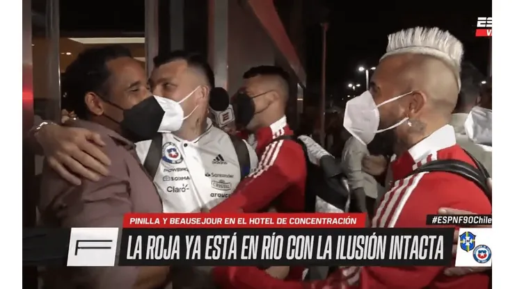 Pinilla y Beausejour se llevaron todo el cariño de La Roja en su llegada a Brasil.