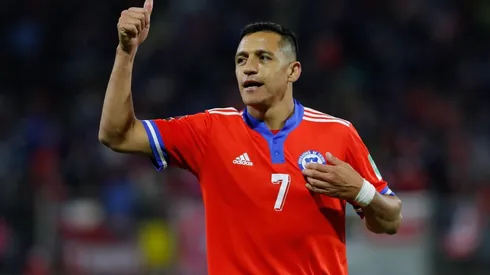 Sánchez coloca tranquilidad en La Roja al mostrar su resultado negativo.