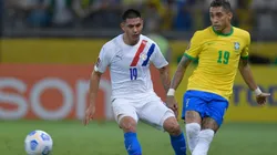 El delantero del Leeds United dio positivo en Covid-19 y es duda para enfrentar a Chile