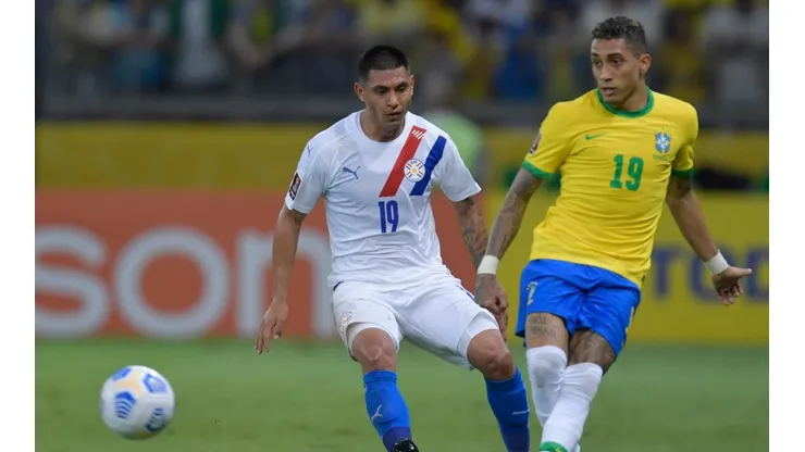 El delantero del Leeds United dio positivo en Covid-19 y es duda para enfrentar a Chile