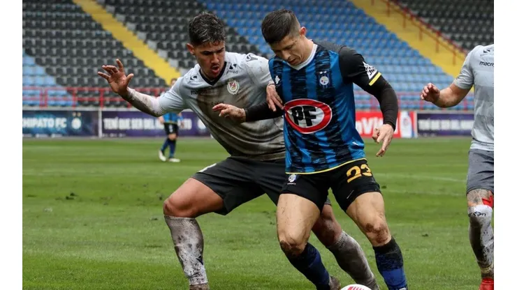 Huachipato y La Serena miden fuerzas en el sur.