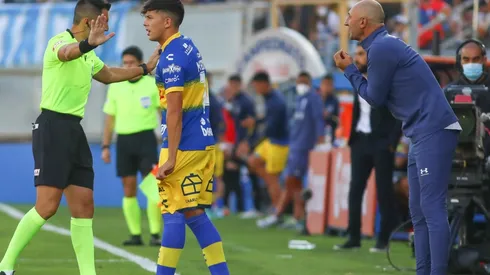 El tenso cruce entre Paulucci y Parot con el 4to árbitro en derrota de la UC.