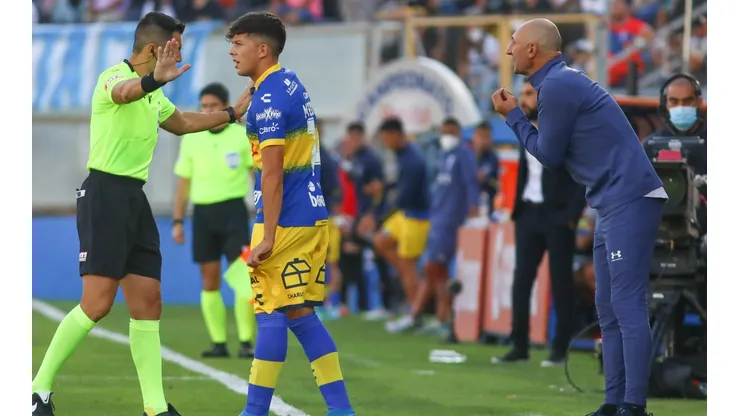 El tenso cruce entre Paulucci y Parot con el 4to árbitro en derrota de la UC.