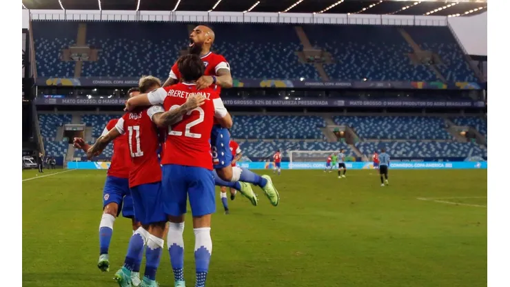 Arturo Vidal le entrega consejos a Ben Brereton