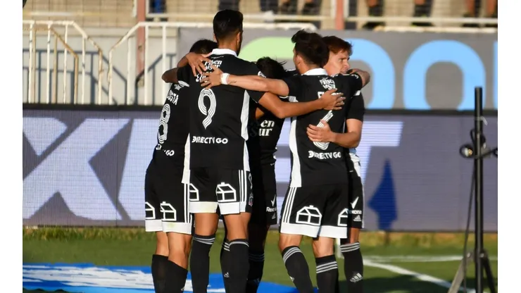 Colo Colo celebra en el estadio Zorros del Desierto de Calama