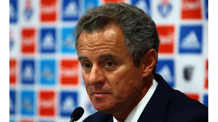 El presidente de Universidad de Chile le bajó el perfil a la polémica con el DT de Colo Colo.