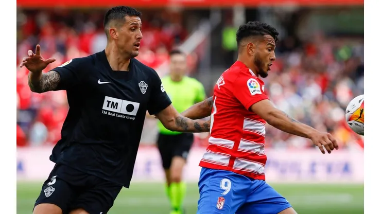 Roco consigue triunfo con Elche para distanciarse del descenso en La Liga.