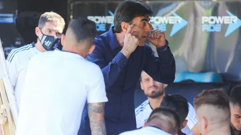 Gustavo Quinteros va por el título en su segunda temporada como DT de Colo Colo tras ayudar al equipo a mantener la categoría