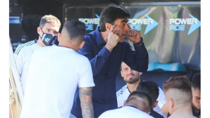 Gustavo Quinteros va por el título en su segunda temporada como DT de Colo Colo tras ayudar al equipo a mantener la categoría