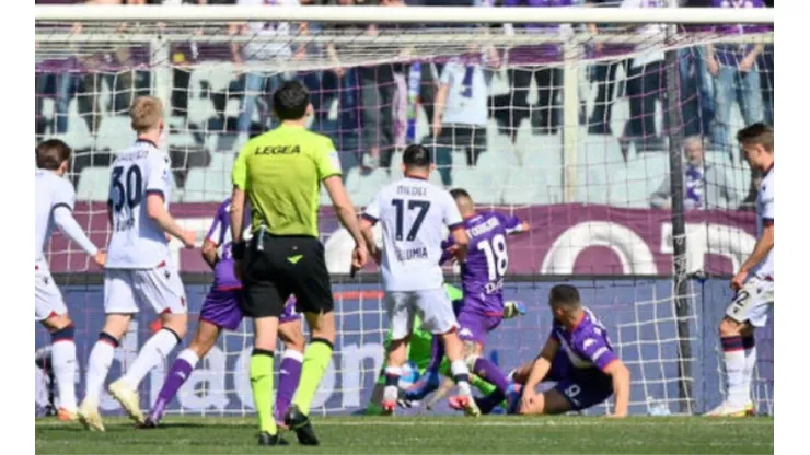 Gary Medel fue titular en la caída de su Bologna en Serie A