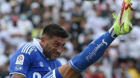 Álvaro Brun sale a defender con todo a Santiago Escobar