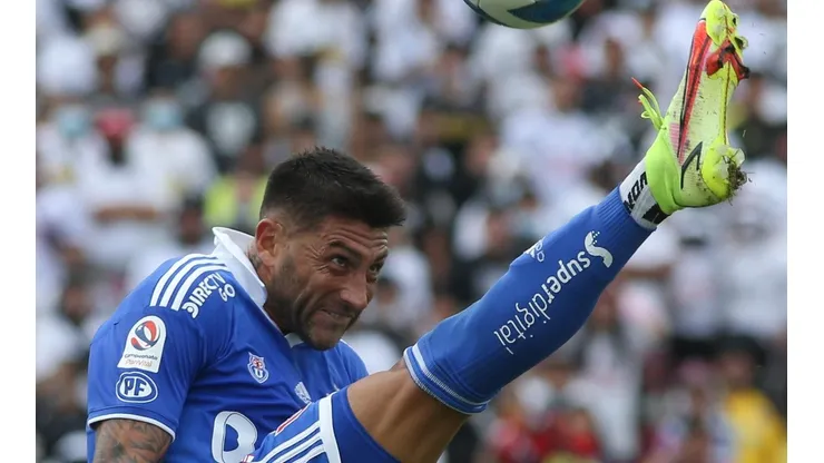 Álvaro Brun sale a defender con todo a Santiago Escobar