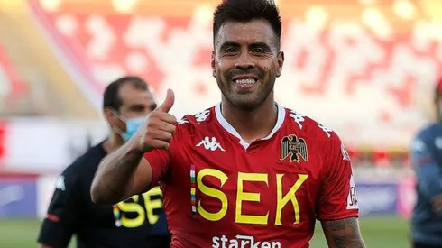 Espinoza mostró su descontento por jugar ante la U en el sintético del Lucio Fariña